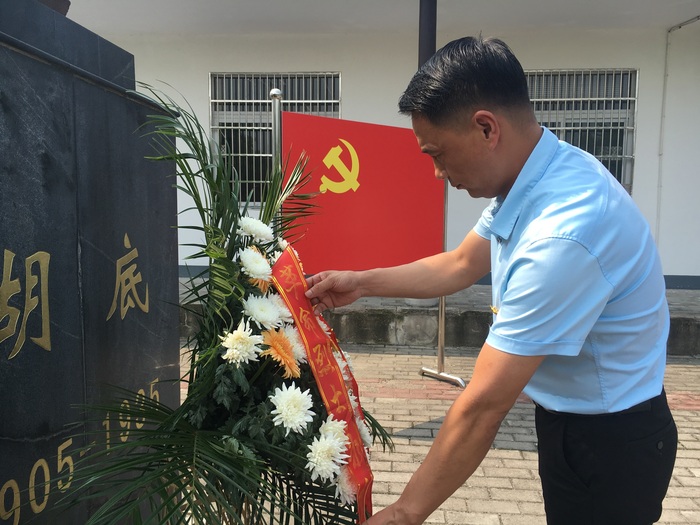 参观胡底烈士纪念馆、上党课 6.jpg